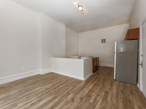 Cozy Baltimore rowhouse-style living room – freshly turned